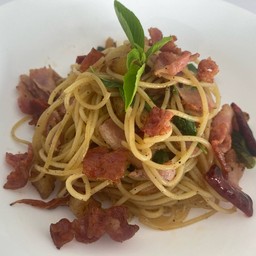 สปาเก็ตตี้เบค่อนผัดพริกแห้ง