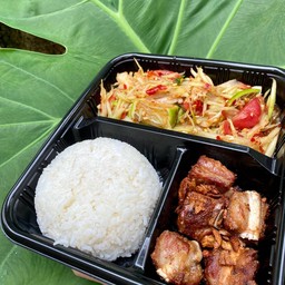 ข้าวส้มตำซี่โครงหมูทอด