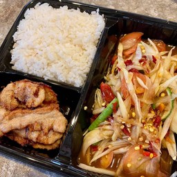 ข้าวส้มตำคอหมูย่าง