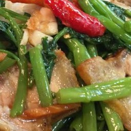 ผัดผักบุ้งหมูกรอบ