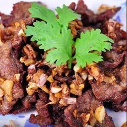 เนื้อทอดกระเทียมกับข้าว