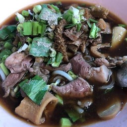 ก๋วยเตี๋ยวไส้เนื้อหลังวัง