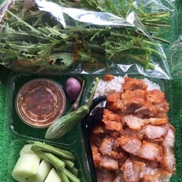ข้าวหน้าหมูน้ำพริกผักสด