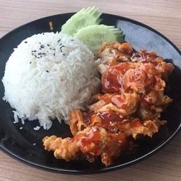 ข้าวสะโพกไก่กรอบราดซอสเทอริยากิ.