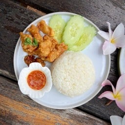 ข้าวหมูสามชั้นทอดน้ำปลา
