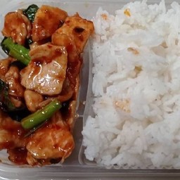 ข้าวราดผัดพริกแกงหมู ไก่ กุ้ง หอย รวมมิตร ทะเล