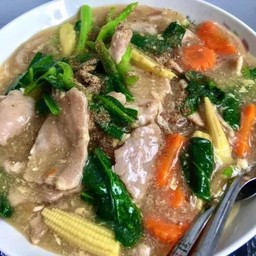 เส้นใหญ่ราดหน้าหมู