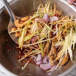 ยำมะม่วงปลากรอบ