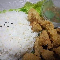 ข้าวหมูสามชั้นทอดน้ำปลา (น้ำจิ้มซีฟู้ด)