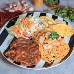 สเต็กไก่สไปซี่+สปาเก็ตตี้ไส้กรอกไก่