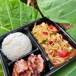 ข้าวส้มตำใส้กรอกย่าง