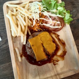 สลัดแฮมเบิร์กเนื้อ