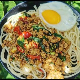 สปาเกตตี้กะเพราหมูสับไข่ดาว