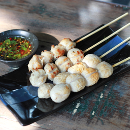 ลูกชิ้นหมูปิ้ง เซ็ต 4 ไม้