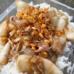 ข้าวราดไข่หมึกผัดกระเทียมพริกไทย