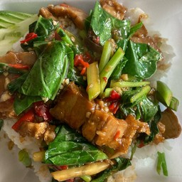 ข้าวราด คะน้าหมูกรอบ