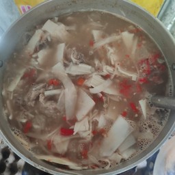 แกงหน่อไม้ส้มใส่กะดูกหมูจ้าว