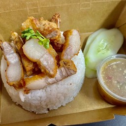 ข้าวหน้าหมูสามชั้นทอดน้ำปลา+น้ำจิ้มซีฟู๊ดเด็ด