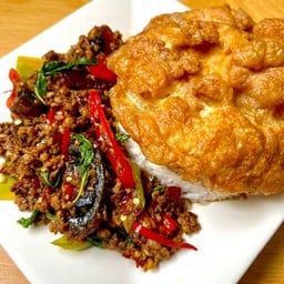กะเพราไข่เยี่ยวม้า
