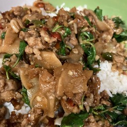 ผัดกะเพราหน่อไม้ดองราดข้าว