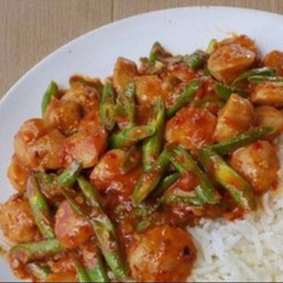 ผัดพริกแกงลูกชิ้นหมู