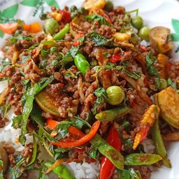 ผัดเผ็ดเนื้อกบสับ ราดข้าว