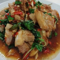 กะเพราหมูชิ้นกับข้าว