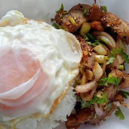 ข้าวยำแซ่บหมูกรอบ
