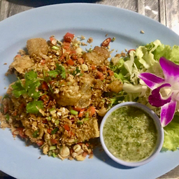 ยำหมูกรอบ