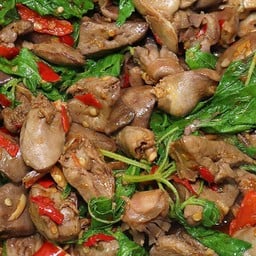 กระเพราเครื่องในไก่ (กับข้าว)