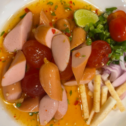 ยำใส้กรอกไข่เเดง