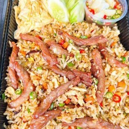 ข้าวผัดไข่พริกขี้หนูหมูแดดเดียว (กล่องกลม)