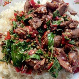 กระเพราเครื่องในไก่ (ราดข้าว)