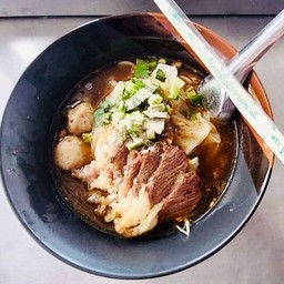ร้านก๋วยเตี๋ยวฮาลาลเนื้อตุ๋น-อาหารตามสั่ง ของทานเล่น ซอฟียะฮ์ ตลาดไท