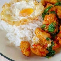 ข้าวผัดกระเพราสะโพกไก่กรอบไข่ดาว