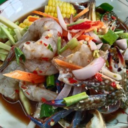 ยำปูม้ากุ้งสด