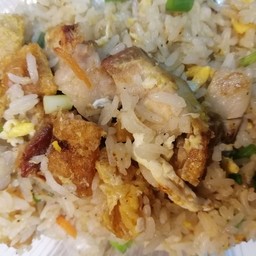 ข้าวผัดหมูกรอบ