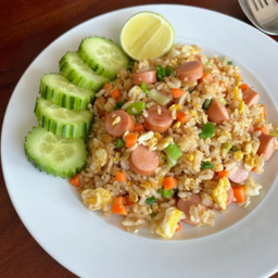 ข้าวผัดไส้กรอกซอสญี่ปุ่น