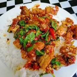 ข้าวผัดกระเพราสะโพกไก่กรอบสไปซี่