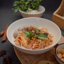 ก๋วยเตี๋ยวต้มยำน้ำใสเนื้อ
