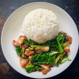 คะน้าหมูกรอบ