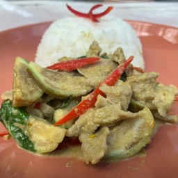 เขียวหวานผัดแห้งเนื้อราดข้าว