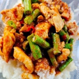 ข้าวราดผัดพริกแกง