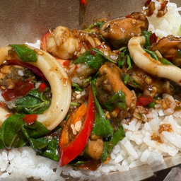 ผัดกะเพราทะเลราดข้าว