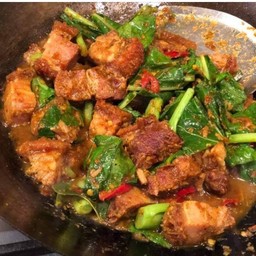 เครี่องแกงคะน้าหมูกรอบราดข้าว