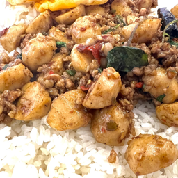 ผัดกะเพราลูกชิ้นหมู+หมูสับราดข้าว