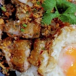 หมูกรอบ  คั่วพริกเกลือ  ราดข้าว