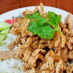 หมูกระเทียม ราดข้าว