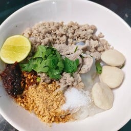 ก๋วยเตี๋ยวหมูต้มยำแห้ง