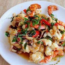 ผัดกะเพรารวมทะเลราดข้าว